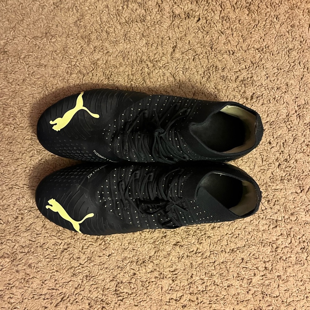 Puma futbol cleats black